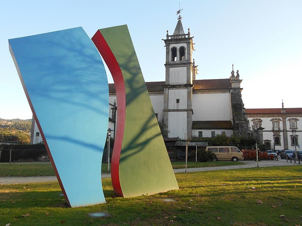 Escultura contemporânea diante da igreja e do Mosteiro de Santo Tirso