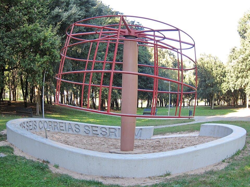 Estrutura lúdica e arvoredo no Parque Urbano da Rabada
