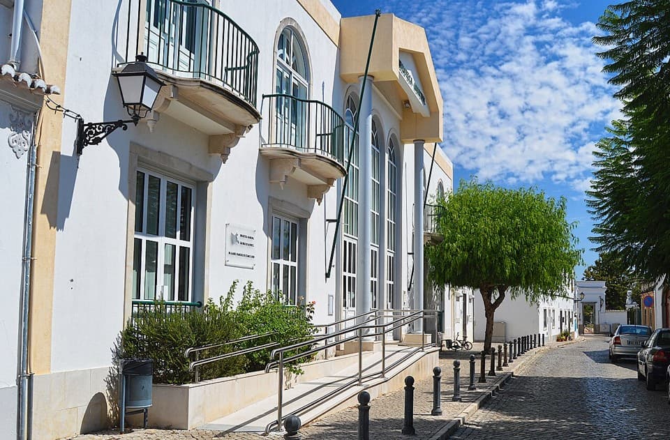 Fachada da Biblioteca Municipal de São Brás de Alportel junto a uma rua calcetada