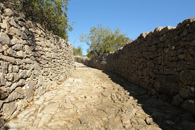 Caminho empedrado da Calçadinha de São Brás de Alportel entre muros de pedra