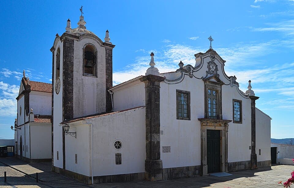 Igreja Matriz de São Brás de Alportel com torre, fachada branca e portal