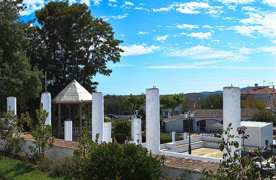 Coreto, pilares brancos e árvores no Jardim da Verbena em São Brás de Alportel