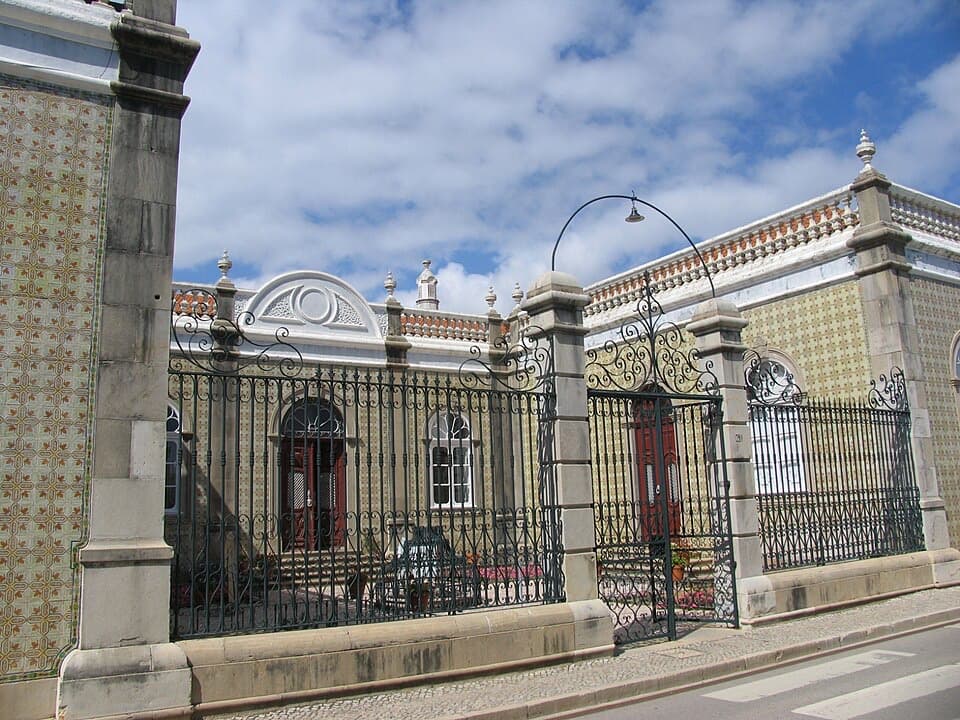 Fachada revestida a azulejo do Museu do Traje de São Brás de Alportel