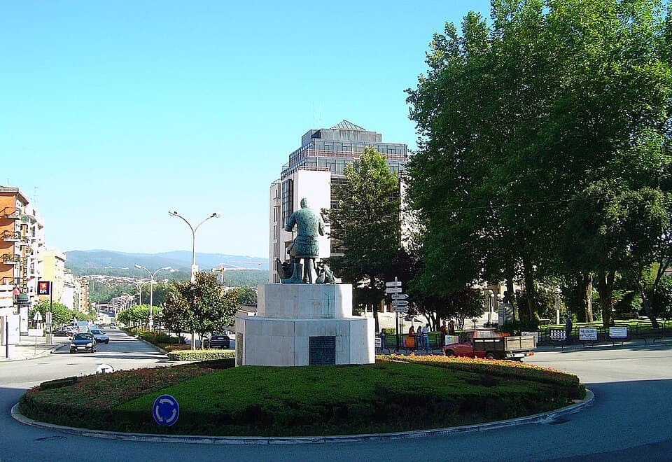 Avenida e monumento no centro de São João da Madeira