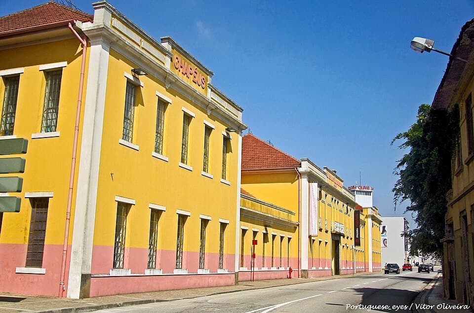 Edifício fabril amarelo que acolhe o Museu da Chapelaria, em São João da Madeira