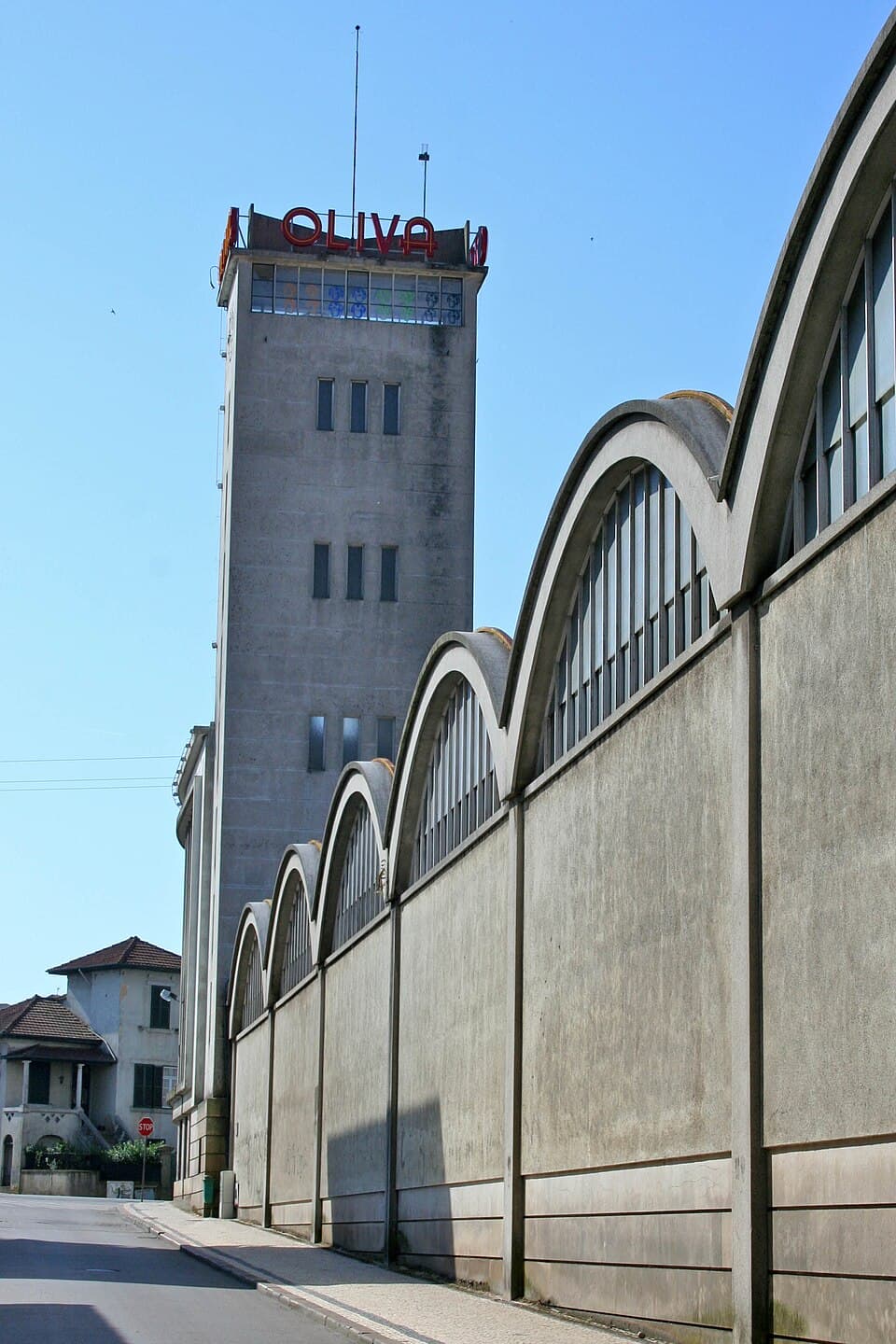 Torre e naves industriais da antiga Fábrica Oliva, em São João da Madeira