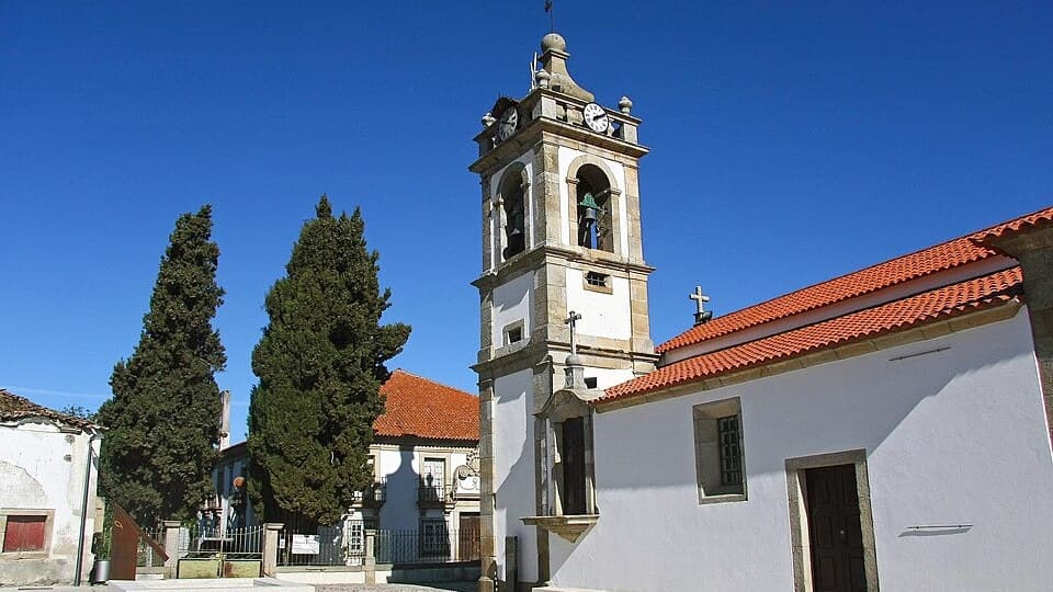 Igreja Matriz de Santa Marinha de Trevões e o seu largo