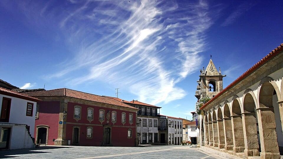 Praça da República e arcadas de São João da Pesqueira