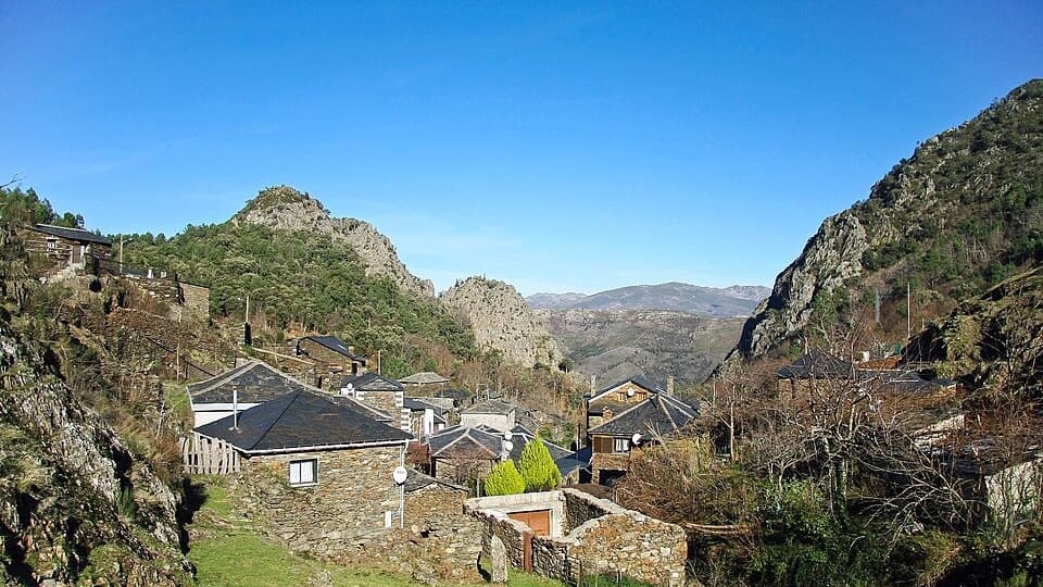Casario de xisto da Aldeia da Pena entre montanhas de São Pedro do Sul