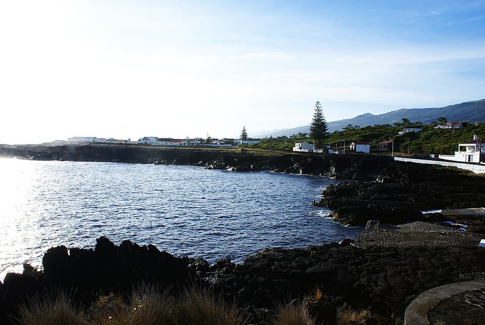 Baía e cais de São Roque do Pico