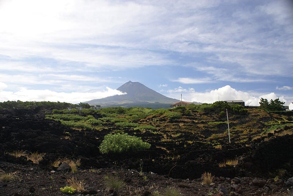 Paisagem do Lajido de Santa Luzia e montanha do Pico