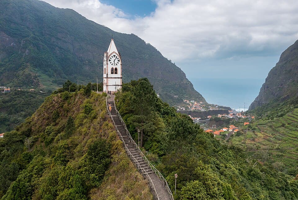 Torre branca da Capela de Nossa Senhora de Fátima e escadaria sobre São Vicente
