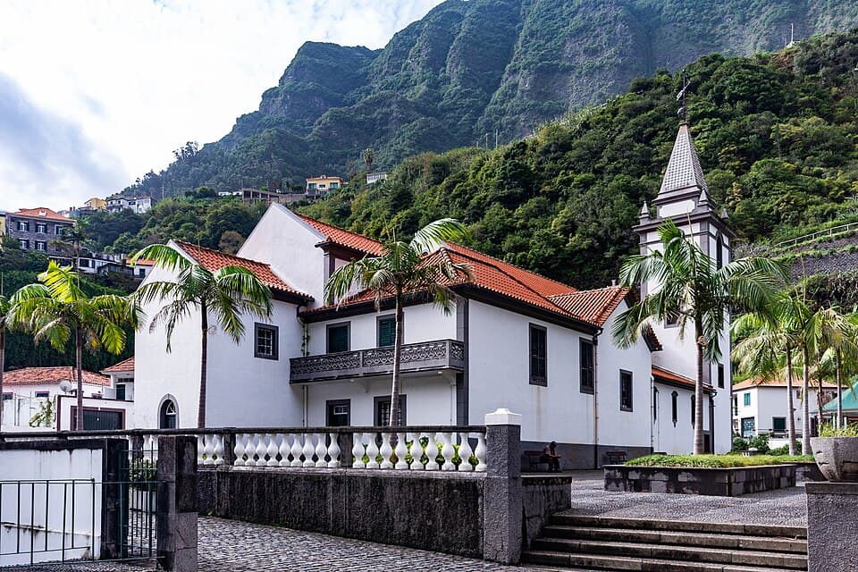 Igreja Matriz de São Vicente entre casario e montanhas verdes da Madeira