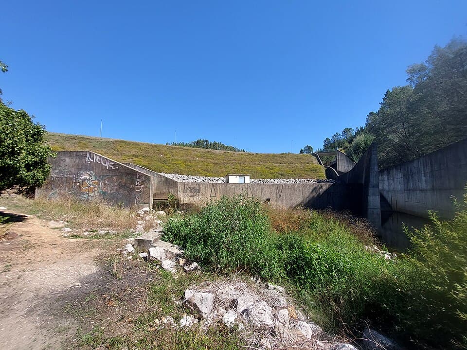 Barragem da Lapa em Sardoal, com os descarregadores de água