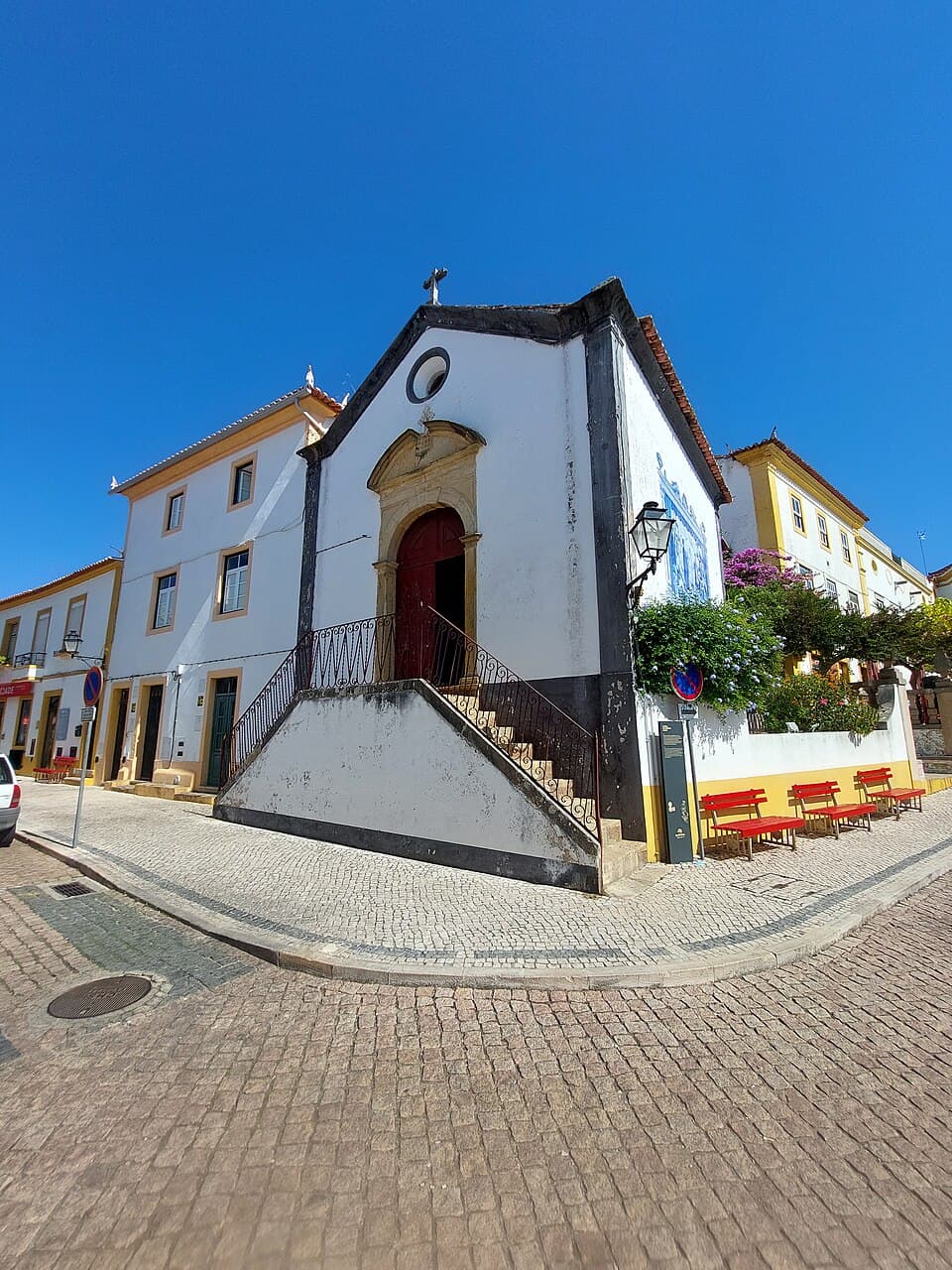 Fachada e entrada da Capela do Espírito Santo em Sardoal