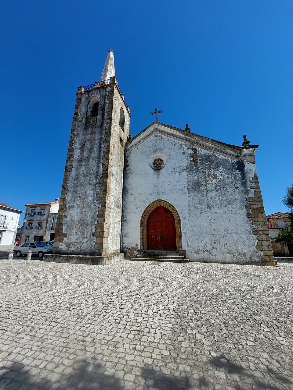 Fachada e entrada da Igreja Matriz de Sardoal