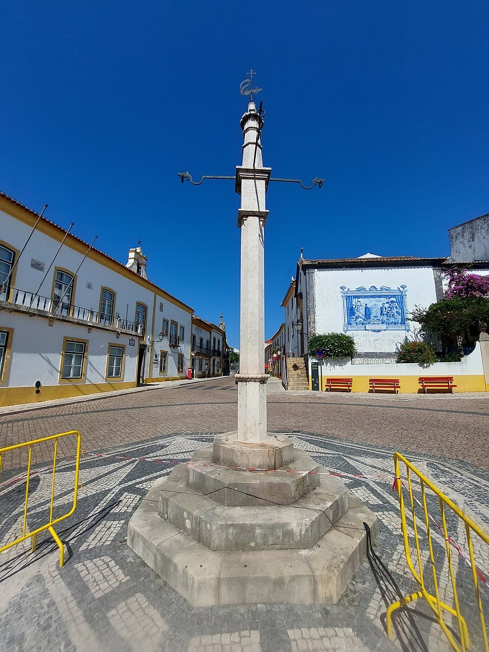 Pelourinho de Sardoal na Praça da República