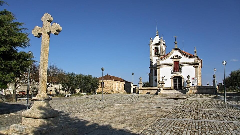 Capela de Nossa Senhora da Esperança e cruzeiro em Abrunhosa, Sátão