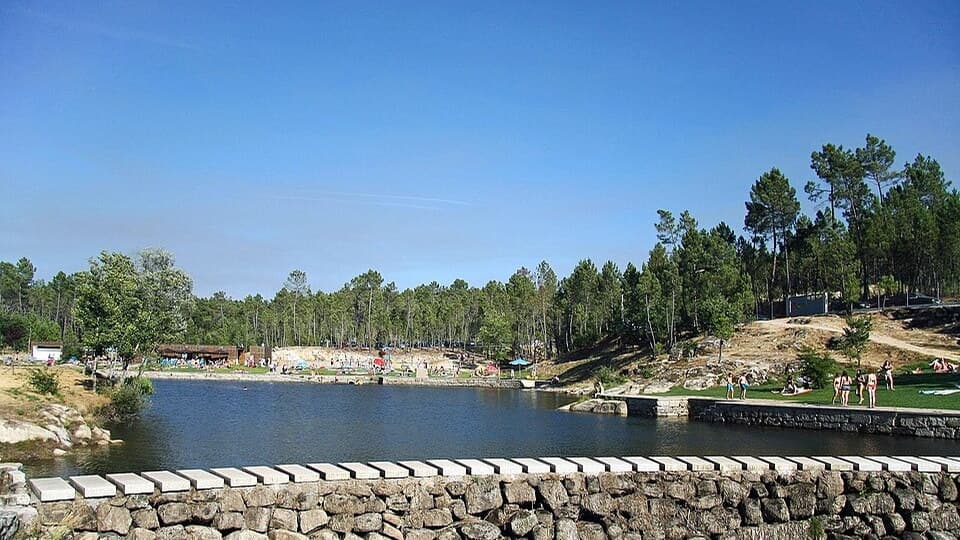 Praia Fluvial do Trabulo e açude em Sátão