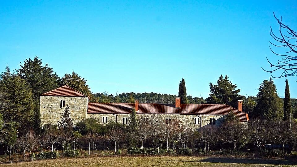 Castelo e torre de Ferreira de Aves entre edifícios rurais de Sátão