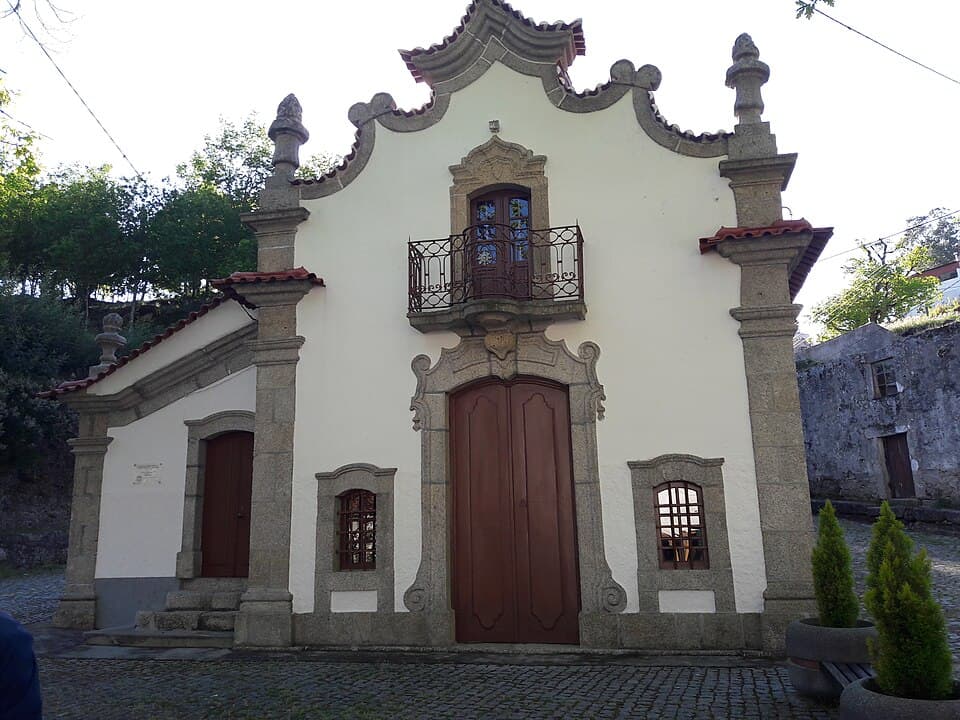 Pormenor superior da fachada da Capela de Nossa Senhora do Desterro