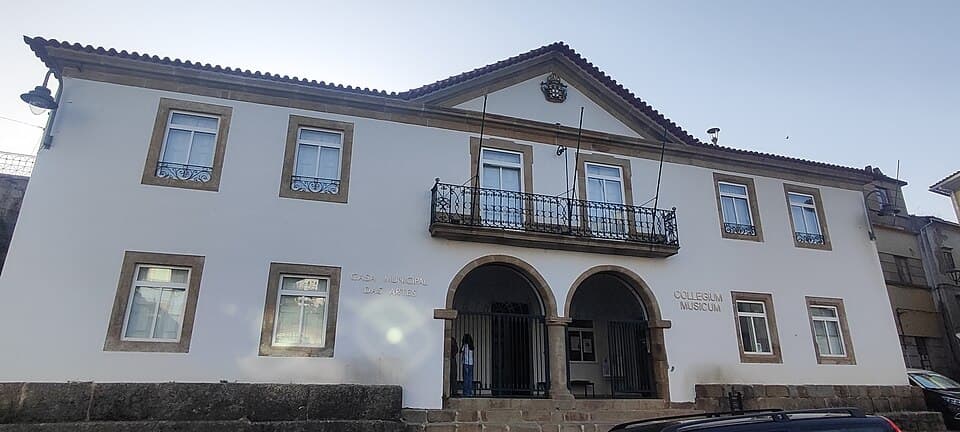 Fachada da Casa Municipal das Artes na Praça da República em Seia