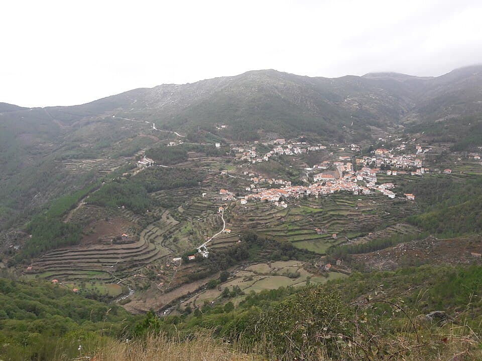 Vista panorâmica de Loriga entre encostas e socalcos