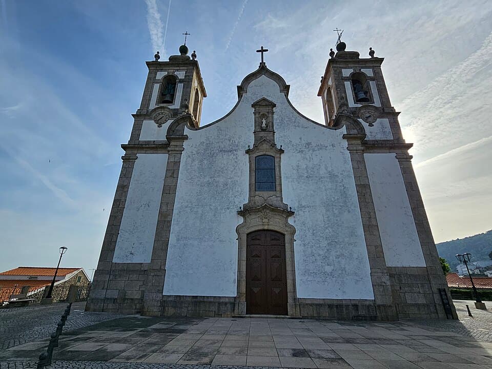 Pormenor superior da fachada e torres da Igreja Paroquial de Seia