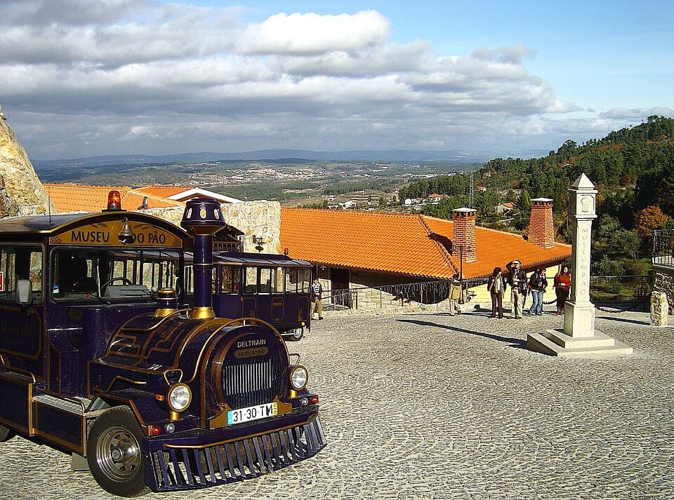 Entrada do Museu do Pão em Seia com pequeno comboio turístico