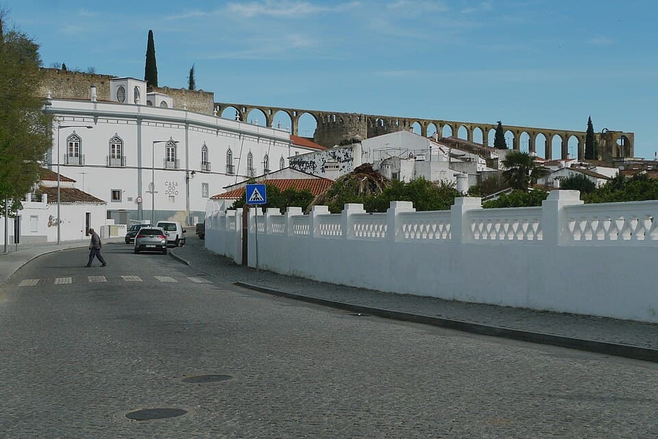 Arcadas do Aqueduto de Serpa sobre um troço da muralha