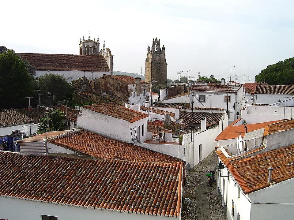Casario branco e telhados de barro do centro histórico de Serpa, com as torres acima das casas