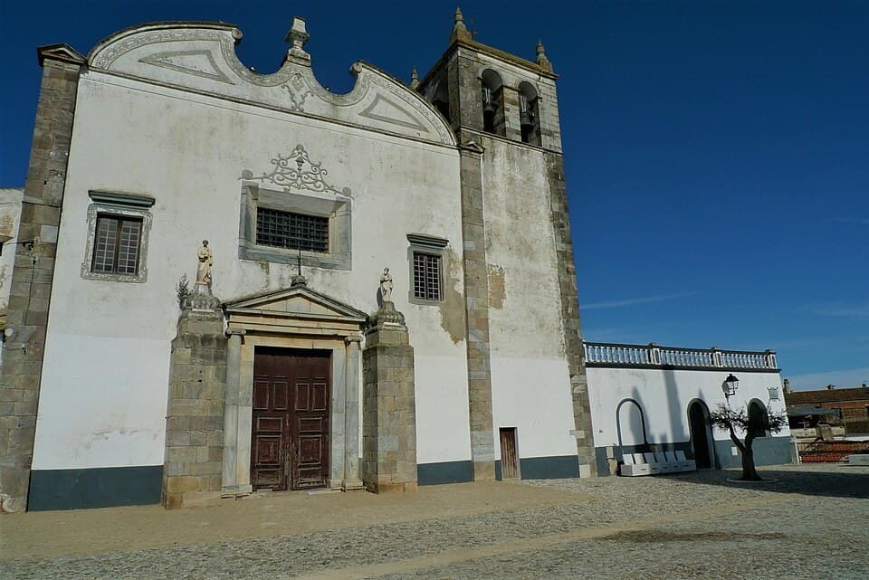 Fachada e adro da Igreja de Santa Maria, em Serpa