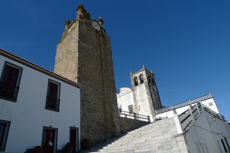 Torre do Relógio e escadaria no centro histórico de Serpa