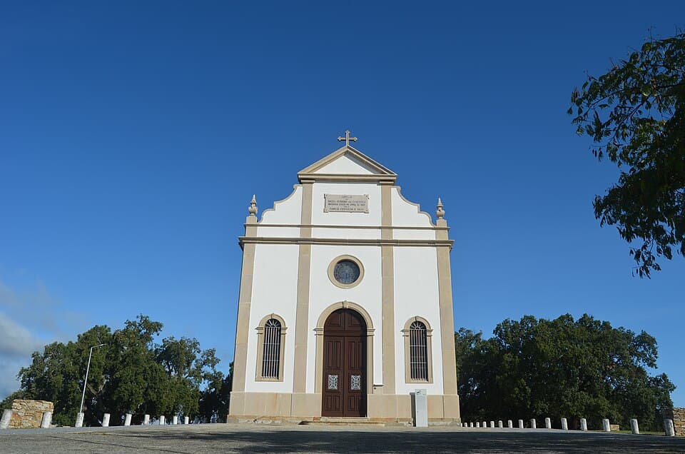 Fachada branca da Capela de Nossa Senhora da Confiança em Pedrógão Pequeno