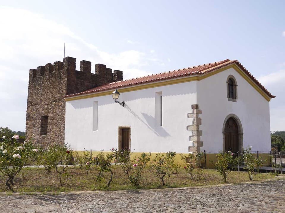 Torre do Castelo da Sertã atrás da Capela de São João Baptista