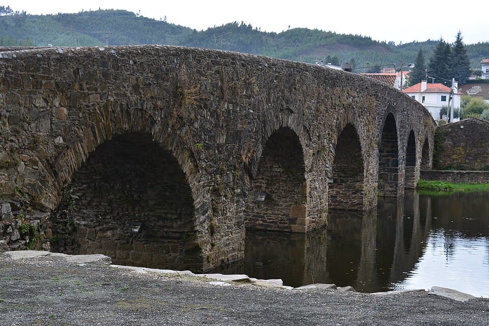 Ponte da Carvalha em pedra sobre a ribeira da Sertã