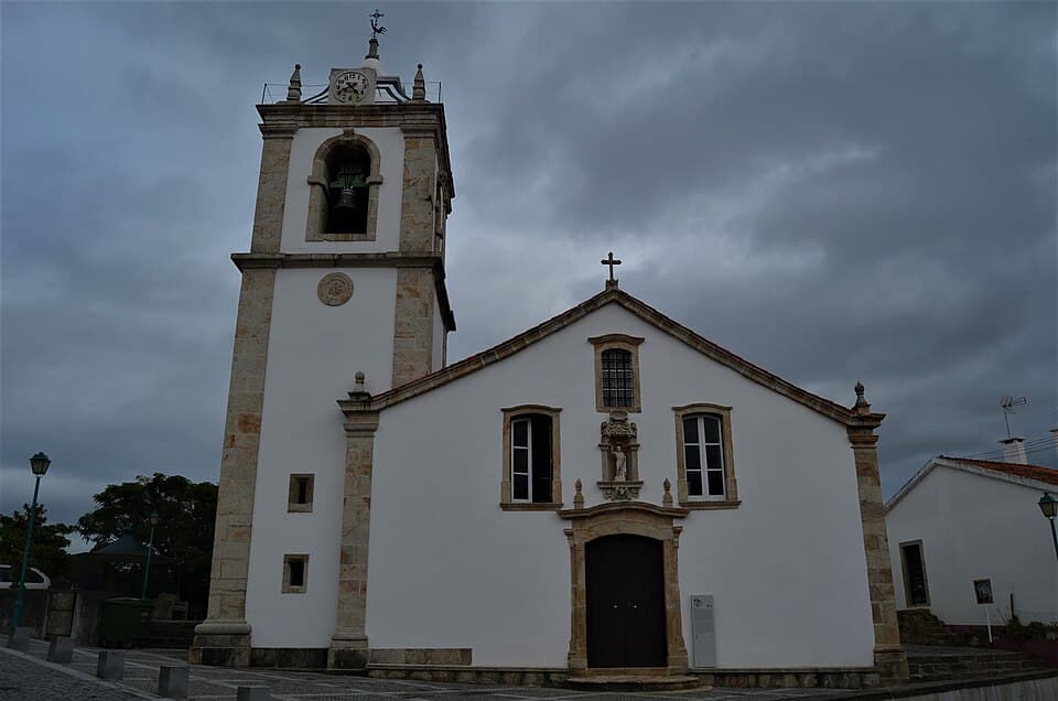 Fachada e torre da Igreja Matriz de Pedrógão Pequeno