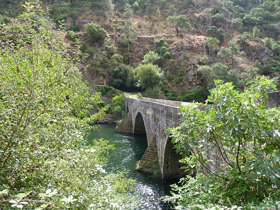Ponte Filipina sobre o Zêzere vista do lado de Pedrógão Pequeno, no concelho da Sertã
