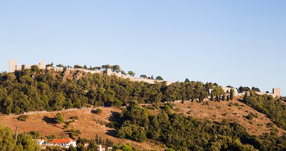 Muralhas do Castelo de Sesimbra sobre a encosta