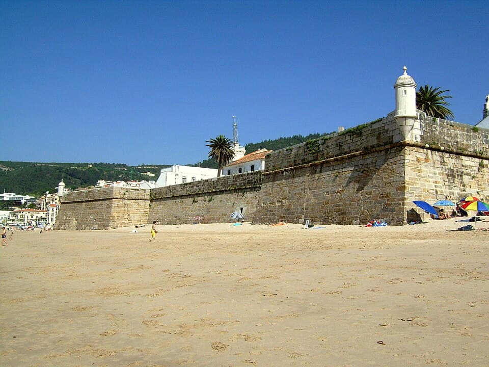Muralhas da Fortaleza de Santiago junto ao areal de Sesimbra