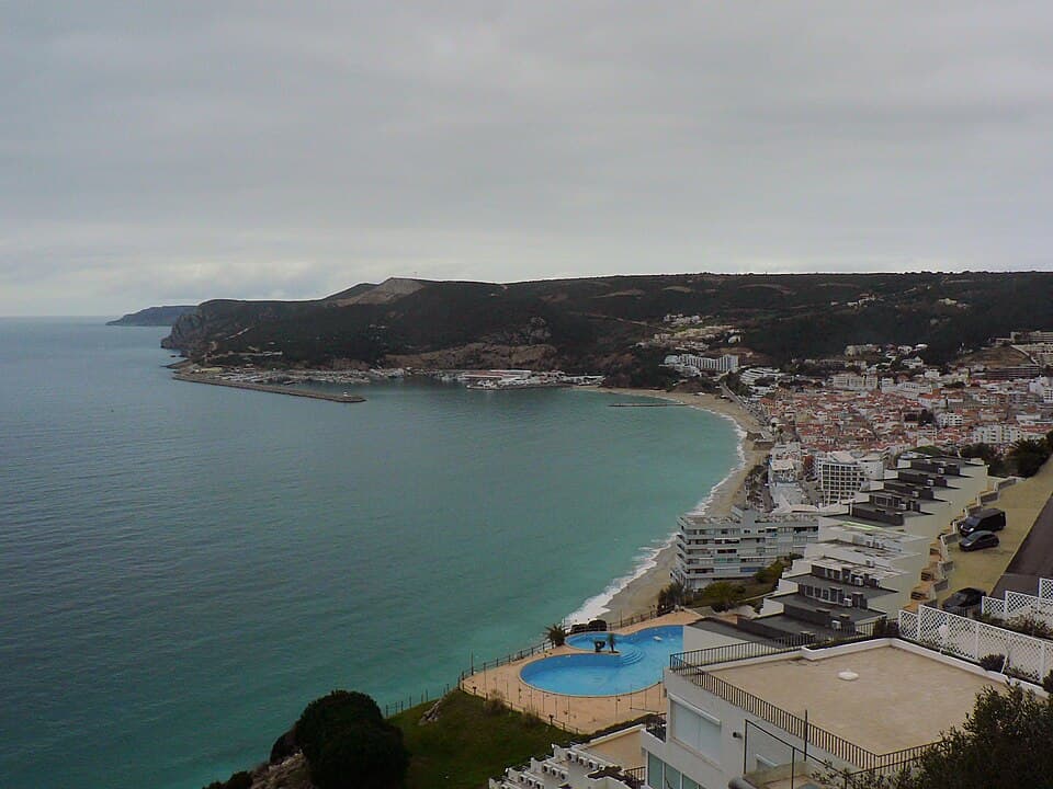 Vila e Baía de Sesimbra vistas de um ponto elevado