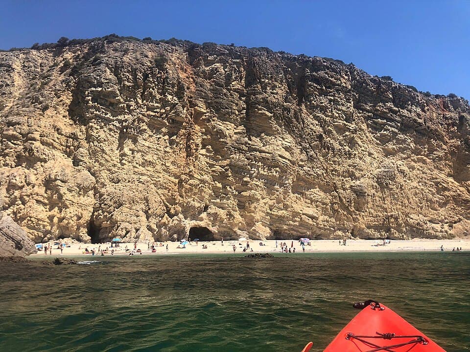 Praia do Ribeiro do Cavalo e escarpas calcárias, no concelho de Sesimbra