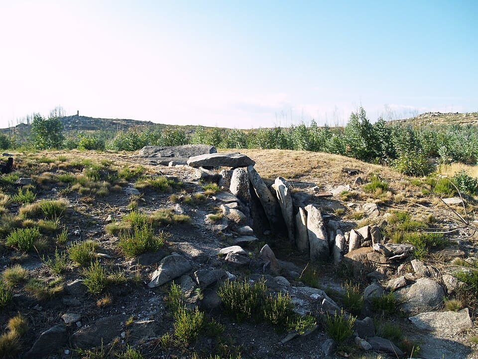 Anta da Capela dos Mouros na paisagem rochosa de Talhadas, em Sever do Vouga