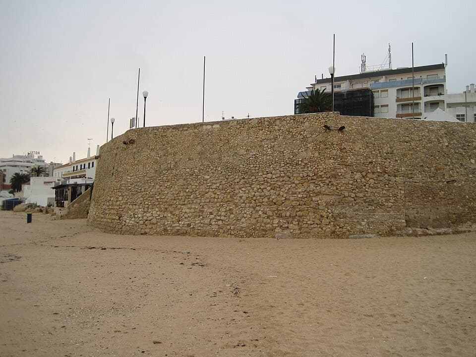 Muralha de pedra da Fortaleza de Armação de Pêra junto à praia