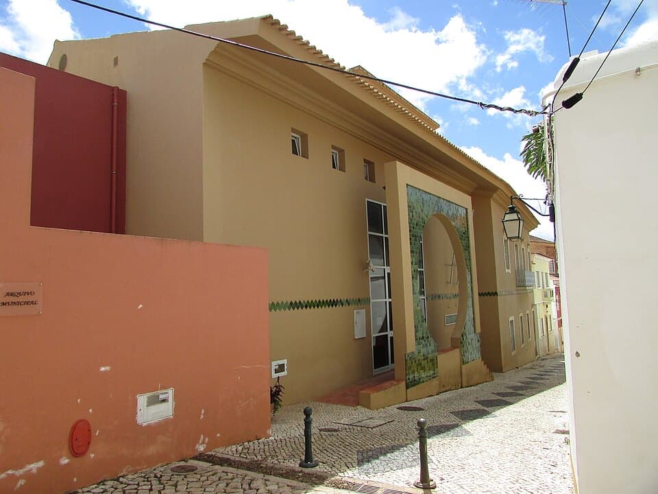Entrada do Museu Municipal de Arqueologia de Silves numa rua calcetada
