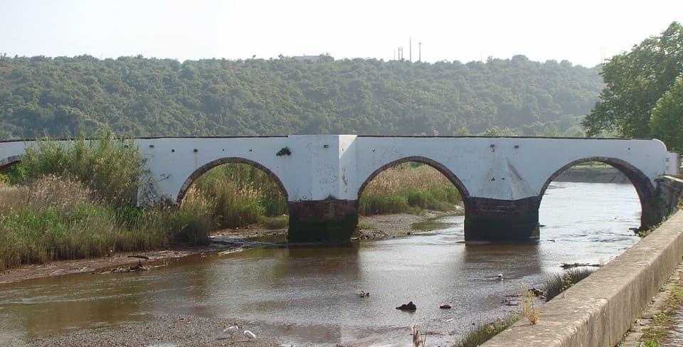 Arcos brancos da Ponte Velha de Silves sobre o rio Arade