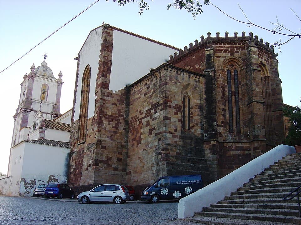 Cabeceira em grés vermelho e torre branca da Sé Catedral de Silves