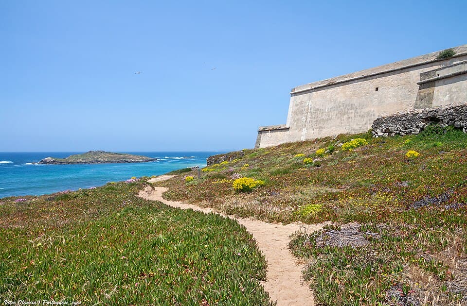 Muralha do Forte de Nossa Senhora da Queimada junto à praia da Ilha do Pessegueiro, Sines