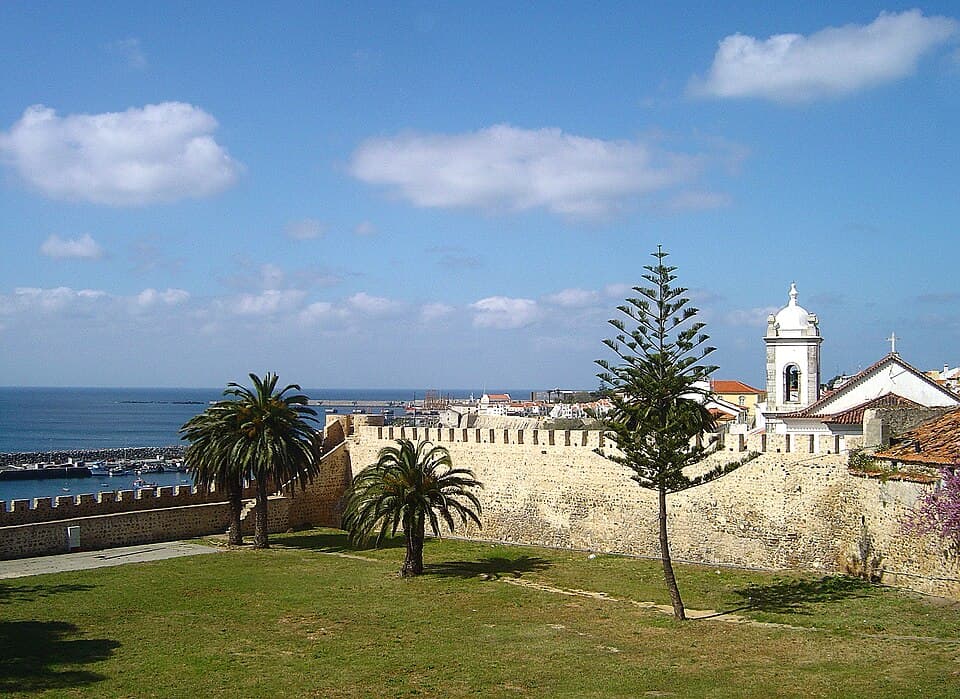 Castelo de Sines e muralhas sobre a baía