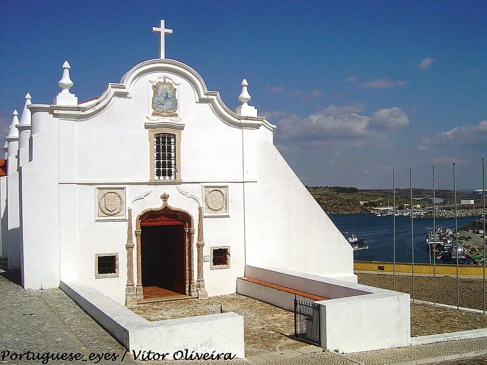 Fachada da Ermida de Nossa Senhora das Salas, também chamada das Salvas, em Sines